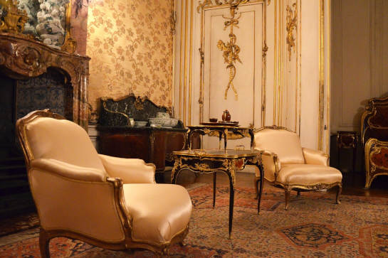 Antique furniture and boutique decor in your room